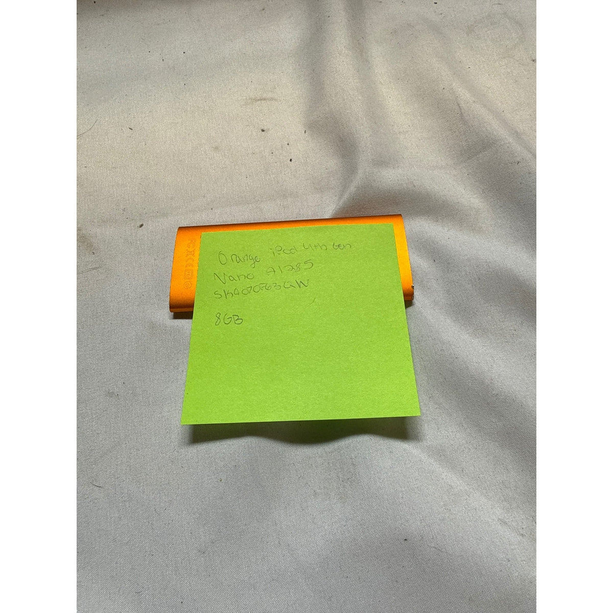 Apple iPod nano A1285 8GB 4th Generation Orange - only works plugged in.