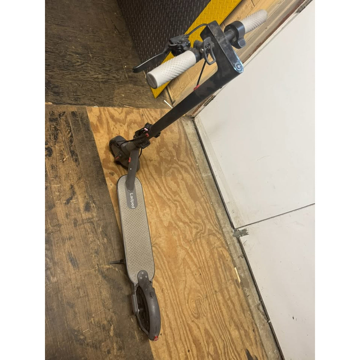 LADPED LP80 Electric Scooter – 36V – Powers On – No Charger