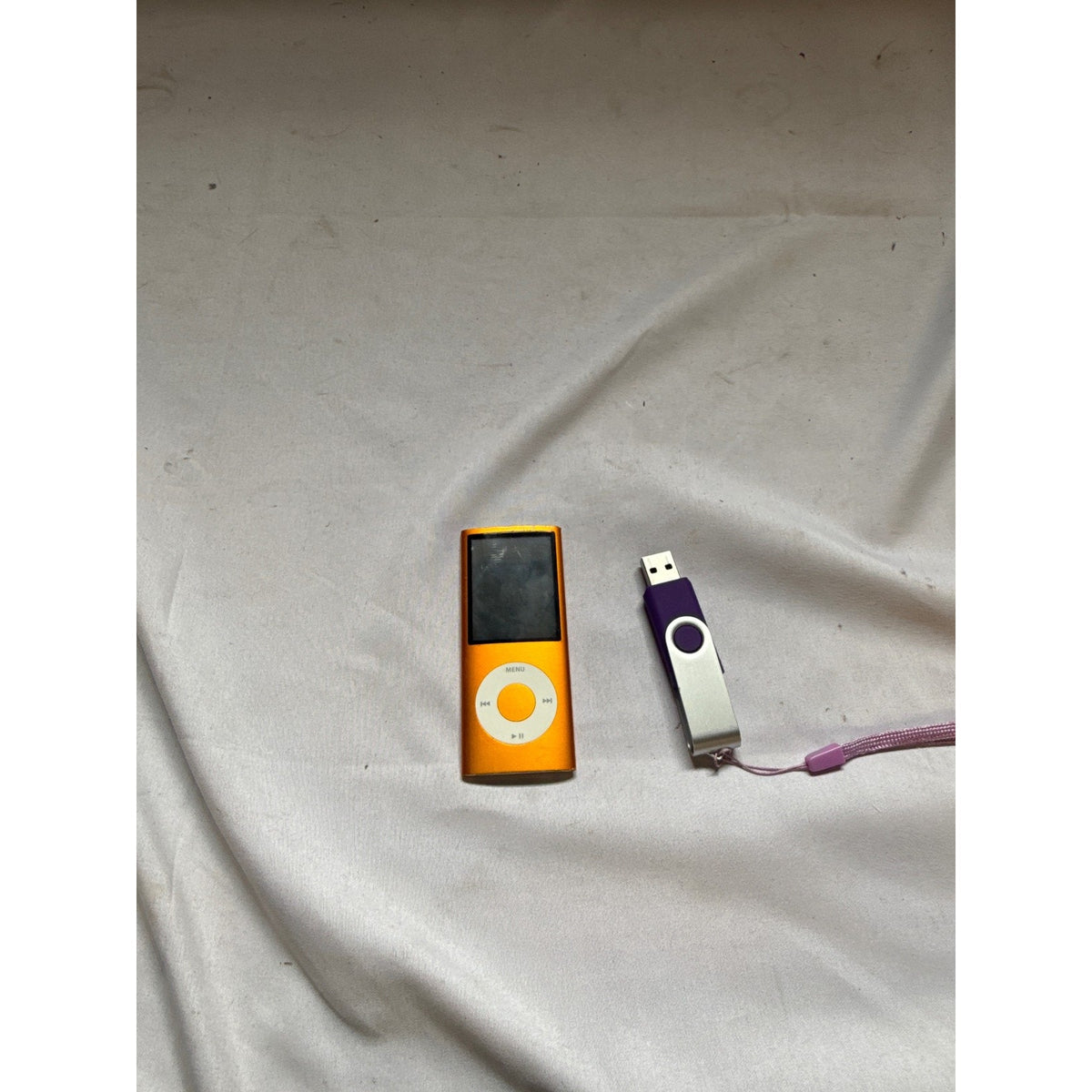Apple iPod nano A1285 8GB 4th Generation Orange - only works plugged in.