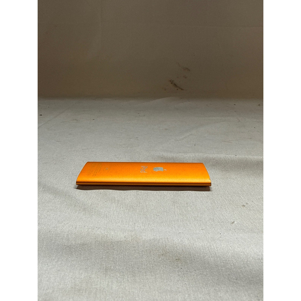 Apple iPod nano A1285 8GB 4th Generation Orange - only works plugged in.