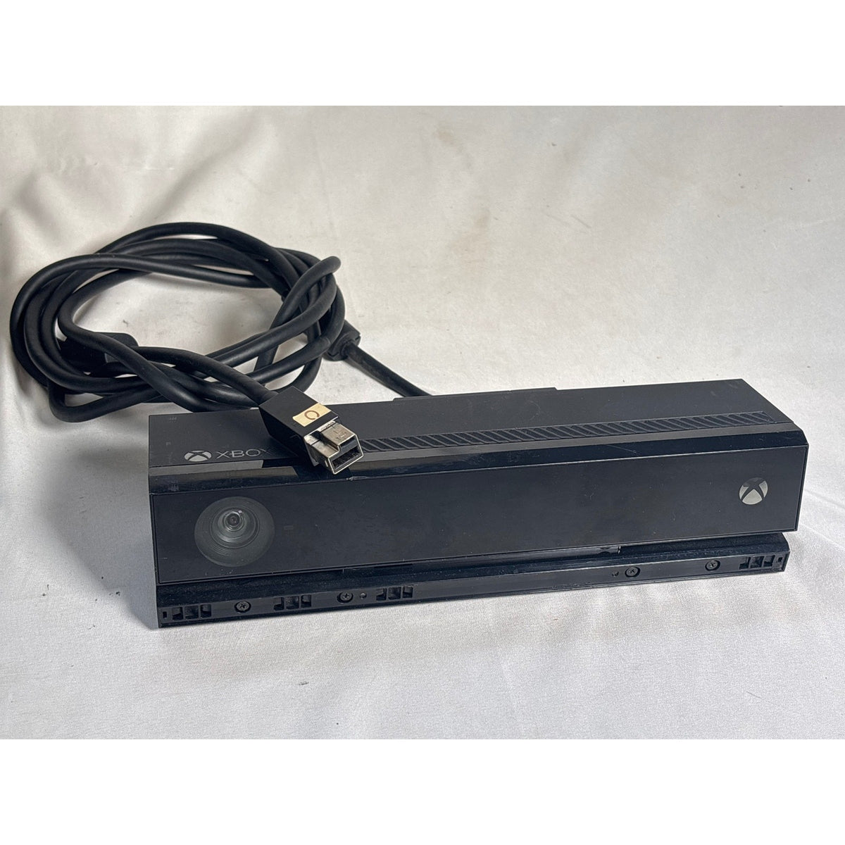 Microsoft Xbox One Console Model 1540 w/ Kinect 1520 & Controller Bundle Black