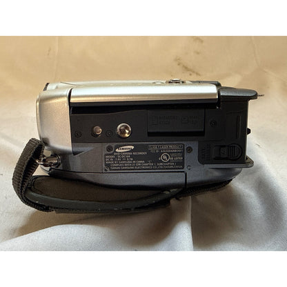 Samsung SC-DC164 DVD Camcorder 2.7" Screen Silver/Black w bag and DC cable