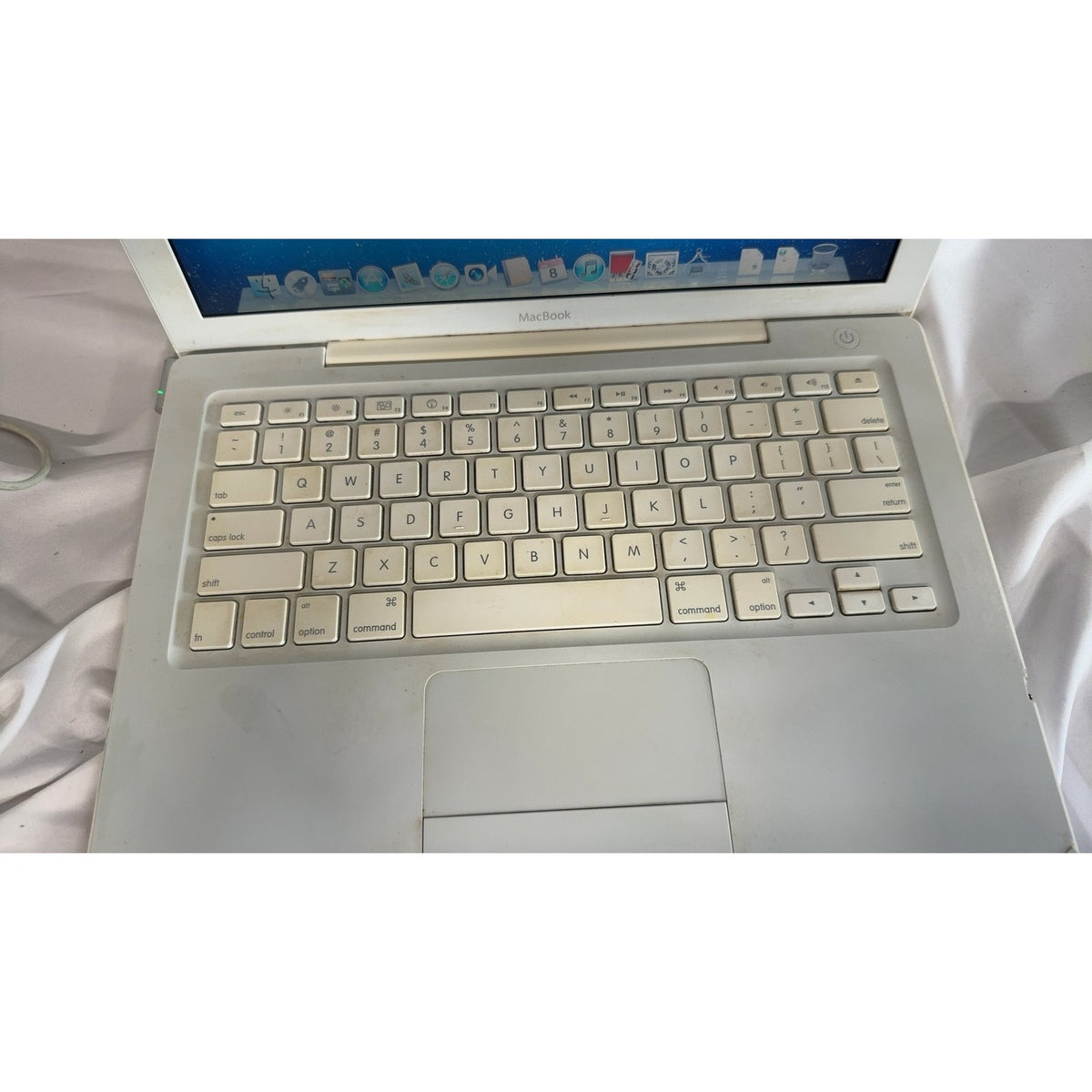 Apple MacBook White 2008 A1181 2.4 GHz Intel Core 2 Duo 2 GB 160 GB HDD 13.3"