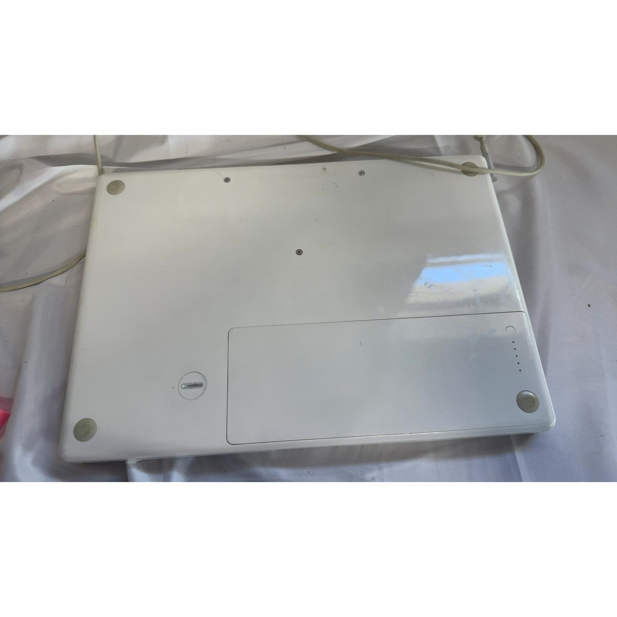 Apple MacBook White 2008 A1181 2.4 GHz Intel Core 2 Duo 2 GB 160 GB HDD 13.3"