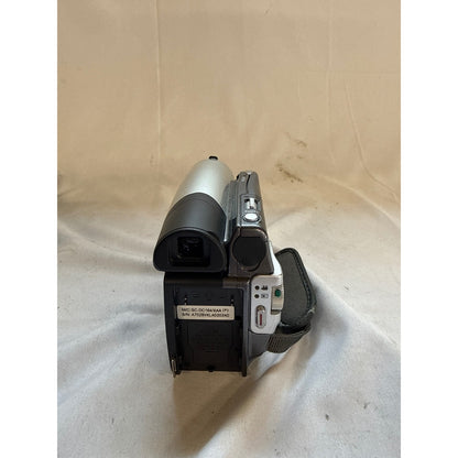 Samsung SC-DC164 DVD Camcorder 2.7" Screen Silver/Black w bag and DC cable