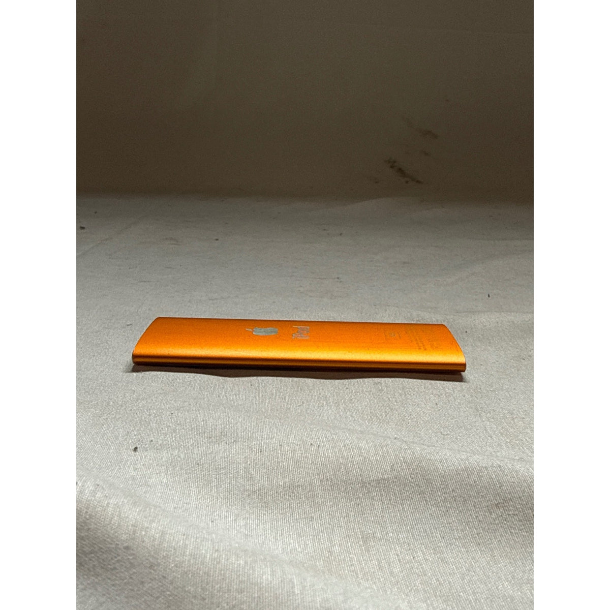 Apple iPod nano A1285 8GB 4th Generation Orange - only works plugged in.