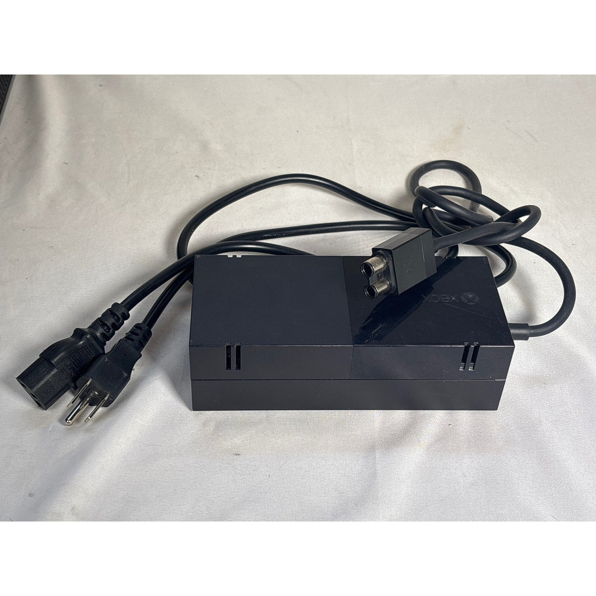 Microsoft Xbox One Console Model 1540 w/ Kinect 1520 & Controller Bundle Black