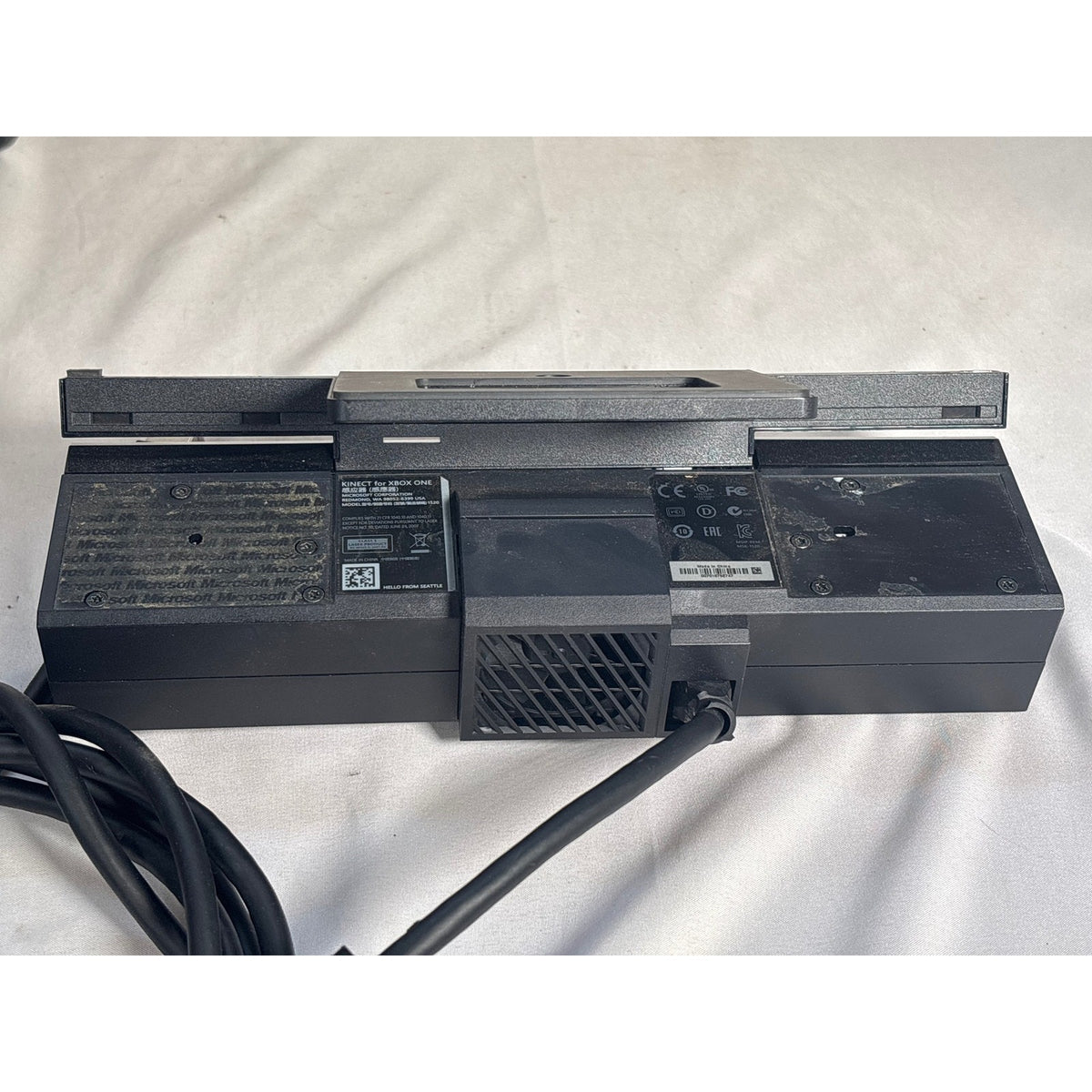 Microsoft Xbox One Console Model 1540 w/ Kinect 1520 & Controller Bundle Black