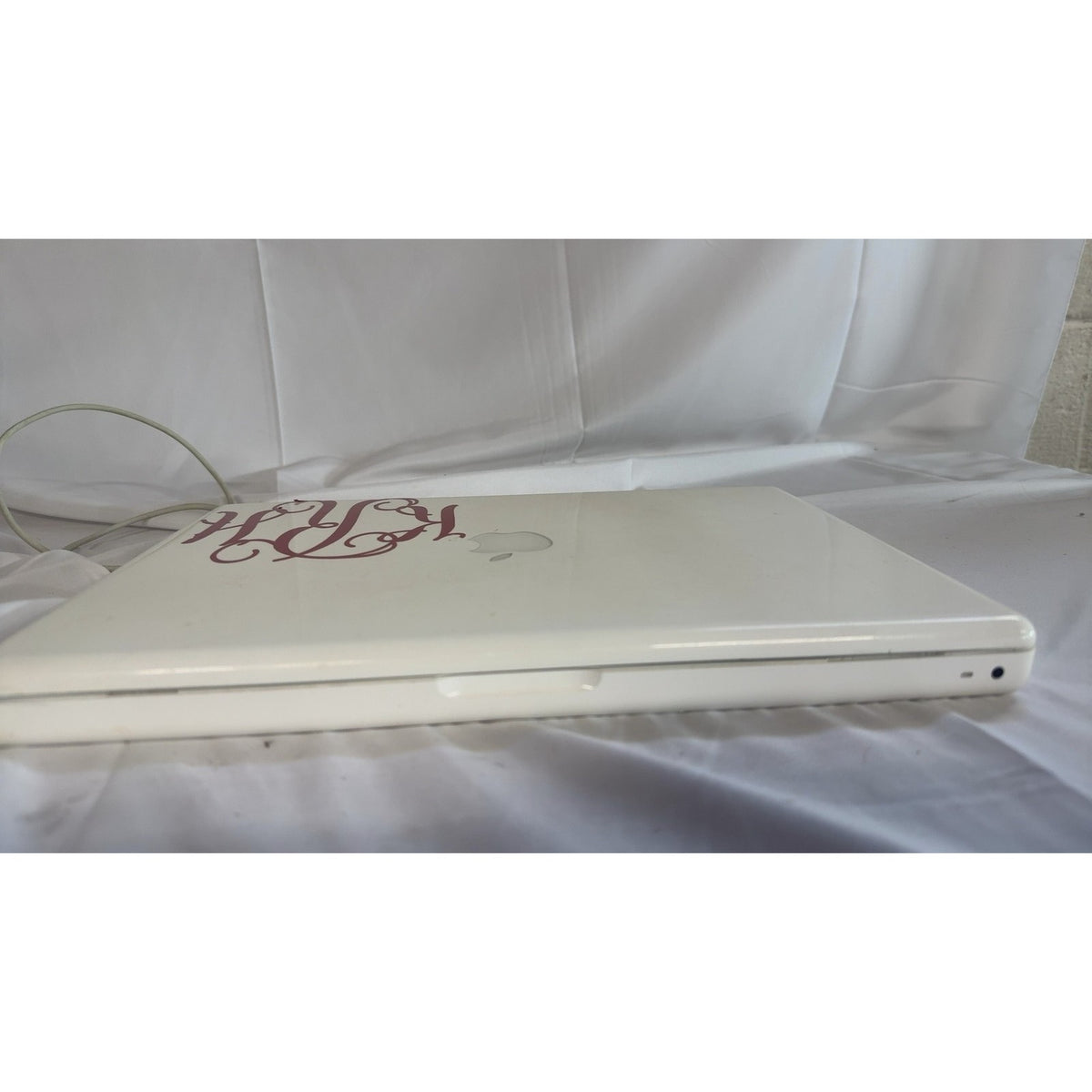 Apple MacBook White 2008 A1181 2.4 GHz Intel Core 2 Duo 2 GB 160 GB HDD 13.3"