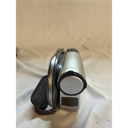 Samsung SC-DC164 DVD Camcorder 2.7" Screen Silver/Black w bag and DC cable