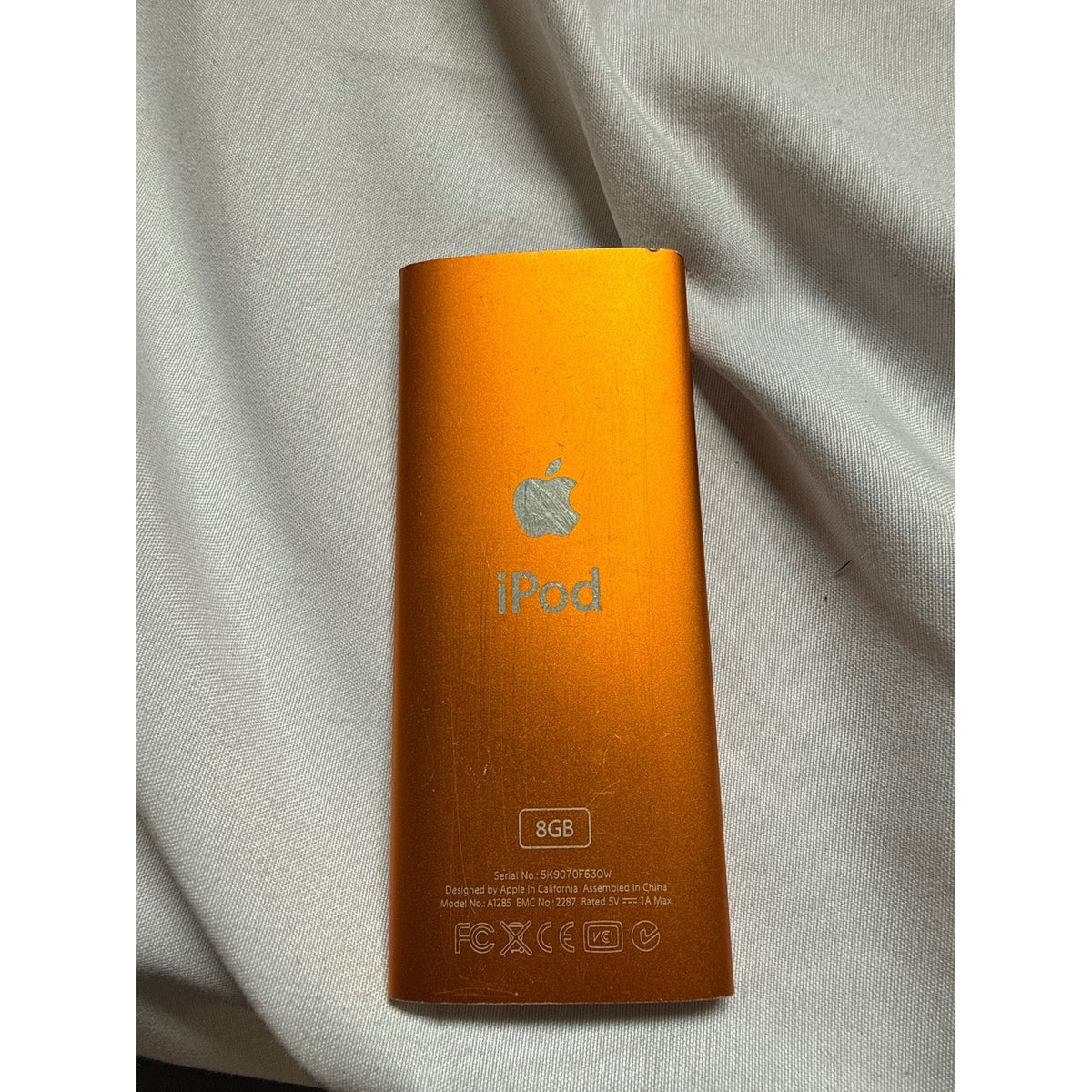 Apple iPod nano A1285 8GB 4th Generation Orange - only works plugged in.